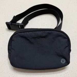 Lululemon belt bag - EUC